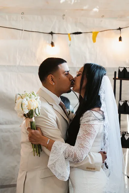 The kiss, bouquet between them