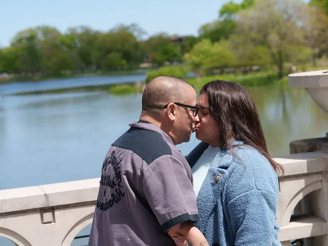 A kiss by the lagoon