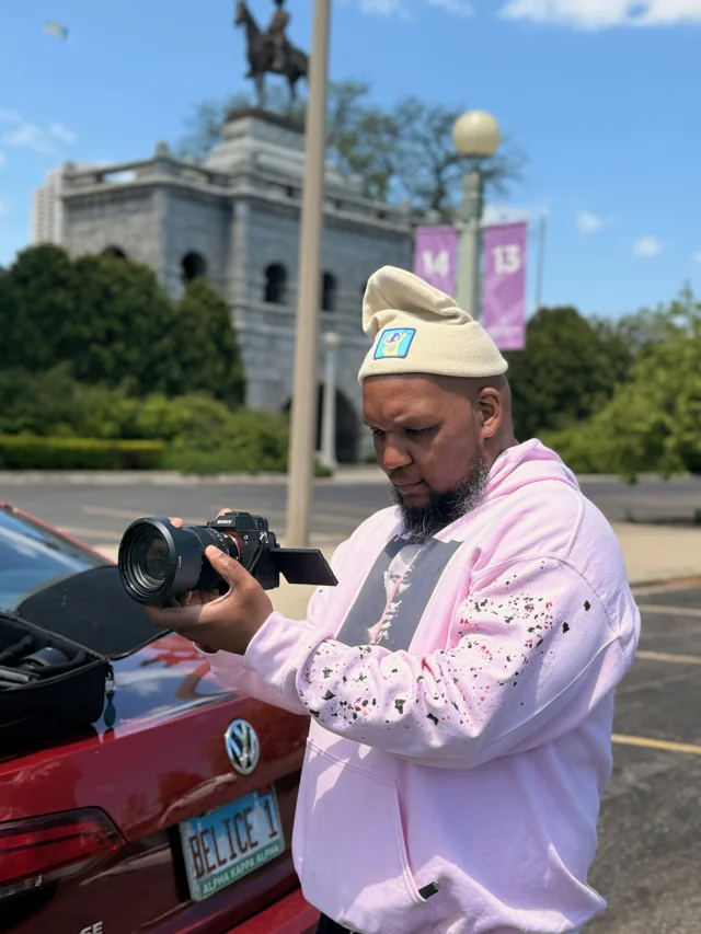 A client in a pink hoodie looking at Riri