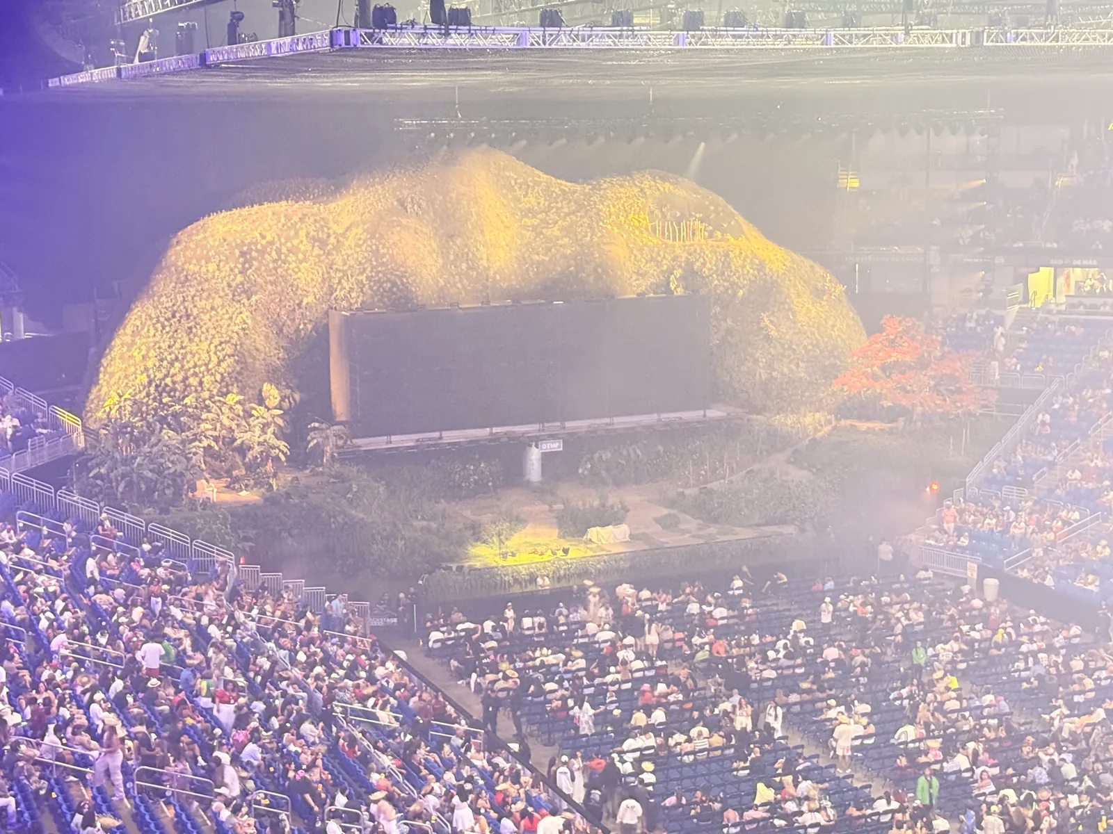 A wide view of the concert stage and crowd in Puerto Rico.